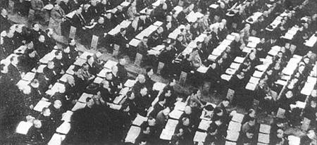 1946年12月25日国民大会通过《中华民国宪法.1225发生的大事